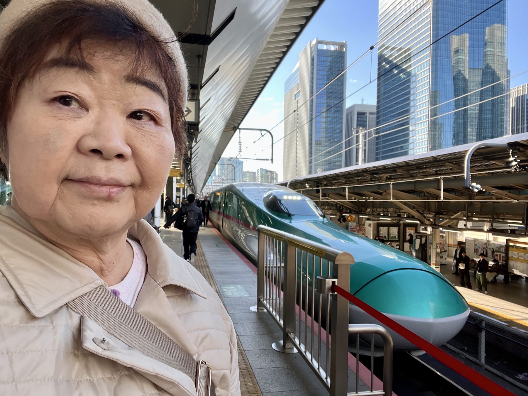 新幹線の駅で電車を背に立つ野原広子