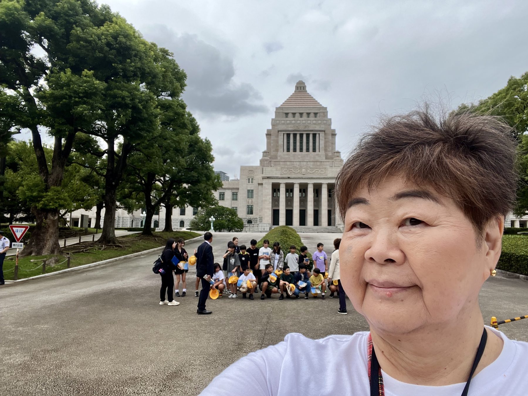 国会議事堂前に立つ野原広子